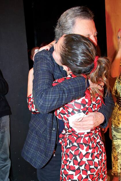 Un abrazo con su papá, Palito, que según Julieta se resiste a dejar los escenarios