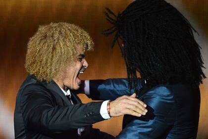 Un abrazo de dos símbolos del Mundial del 90