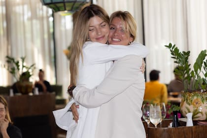 Un abrazo emocionado entre Chloé Bello y Andrea Martínez, en el final de la fiesta.