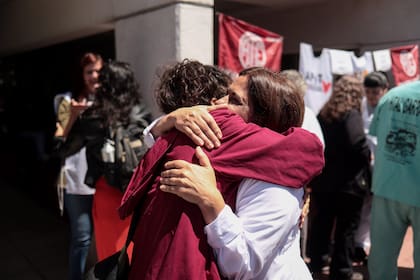 Un abrazo entre dos trabajadoras del Garrahan, esta mañana