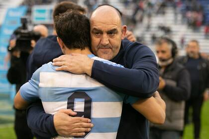 Un abrazo entre Mario Ledesma y Tomás Cubelli, en uno de los partidos del reciente Rugby Championship.