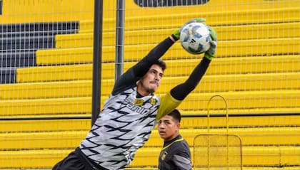 Un abrazo que lo dijo todo: la emoción del arquero del ascenso que se recuperó tras sufrir un paro cardíaco.