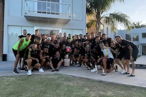El emotivo reencuentro del plantel de Deportivo Madryn con el arquero que sufrió un paro cardíaco