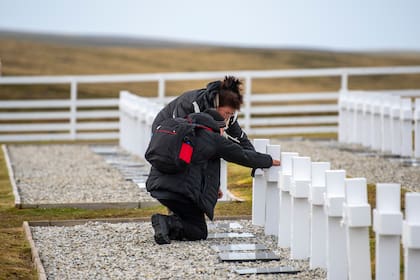 Un abrazo que trasciende el tiempo y el dolor: dos mujeres recuerdan a sus seres queridos en el cementerio de Darwin