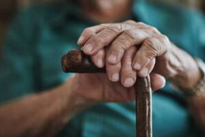 Un abuelo de 85 años fue abandonado por su hijo y tuvo que ser trasladado hacia un centro de cuidado