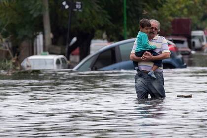 Un abuelo pone a su nieto a salvo del agua