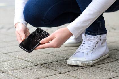 Un accidente cualquiera nos puede dejar con una pantalla rota en el celular; hacer el pago de la reparación puede resultar mucho más oneroso que tener un seguro, que diluya ese costo en un abono mensual