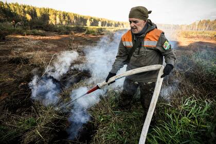 Un activista local extingue un incendio de turba en un bosque de Suzunsky junto al pueblo de Shipunovo, 170 km al sur de la ciudad siberiana de Novosibirsk
