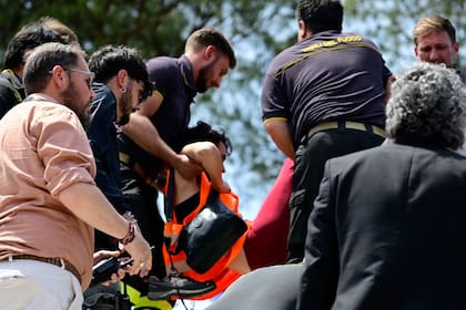 Un activista medioambiental es evacuado de una cancha de tenis tras interrumpir un partido durante el Abierto de Italia