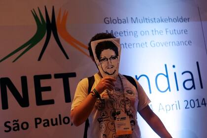 Un activista muestra una careta de Edward Snowden durante NETMundial, un encuentro internacional para definir la gobernanza de Internet