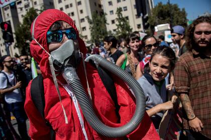 Un activista participa en una protesta convocada por el movimiento "Viernes para el Futuro" en un día mundial de protestas estudiantiles que apunta a impulsar a los líderes mundiales a la acción contra el cambio climático en Santiago de Chile.