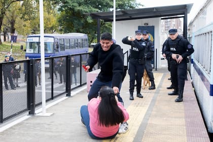 Un adiestramiento de policías federales para el uso de las pistolas Taser en zonas ferroviarias