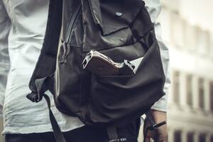 Un adolescente con una pistola