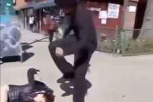 Un adolescente golpeó y le pisó la cabeza a una chica en una calle de Nueva York