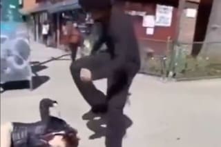 Un adolescente golpeó y le pisó la cabeza a una chica en una calle de Nueva York