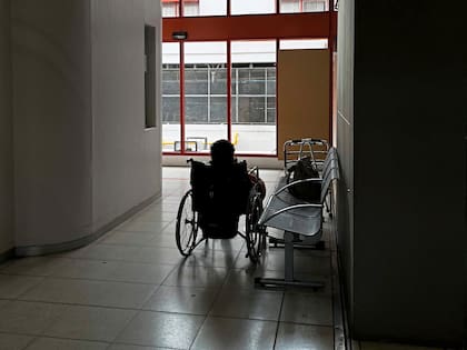 Un adolescente en silla de ruedas que llegó especialmente de Paraguay para tratarse en el Garrahan