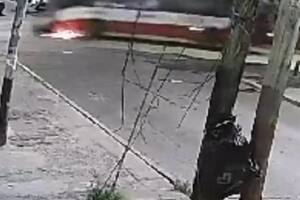 Un adolescente que hacía piruetas con la moto fue atropellado por un colectivo en Lanús