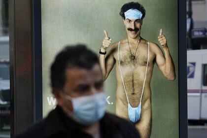 Un afiche de la película Borat 2 en Nueva York