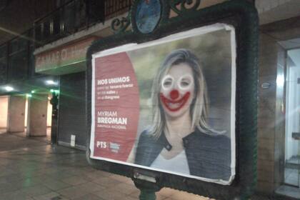 Un afiche de Myriam Bregman después del trazo en aerosol de Colombo