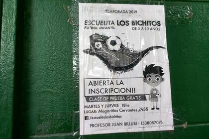 Un afiche de una escuela de fútbol en las paredes de la escuela a la que fue Fernández