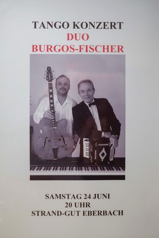 Un afiche del dúo que armaron con su yerno, con el que tocan tangos y milongas por Alemania.
