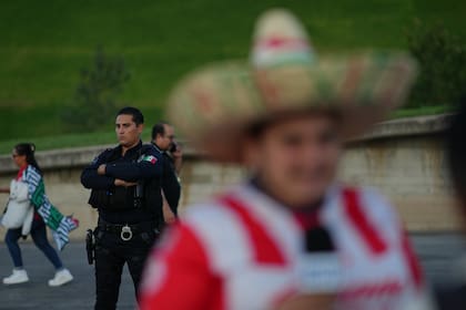 Un agente de policía monta guardia fuera del estadio Akron antes de un partido amistoso entre México y Ecuador en Guadalajara, México, el 14 de octubre de 2025