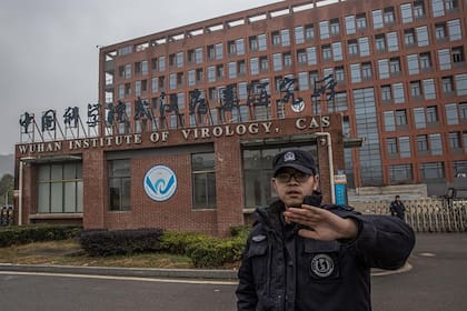 Un agente de seguridad impide tomar imágenes en el exterior del Instituto de Virología de Wuhan