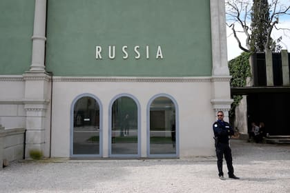 Un agente de seguridad privada permanece de pie junto al pabellón ruso: la participación del país en la 61° Bienal de Venecia causa gran polémica