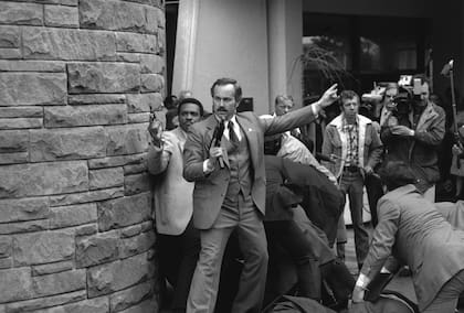 Un agente del Servicio Secreto con un arma automática desenfundada, asegurando el perímetro después del incidente (Ron Edmonds - Associated Press)