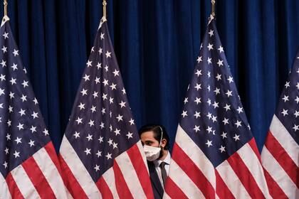 Un agente del Servicio Secreto es visto cuando la candidata demócrata a la vicepresidencia, la senadora Kamala Harris, llega a un evento de campaña el 27 de agosto de 2020 en Washington, DC