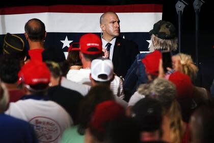 Un agente del Servicio Secreto observa entre la multitud mientras el presidente Donald Trump habla en un mitin un día después de que aceptó formalmente la nominación de su partido en la Convención Nacional Republicana el 28 de agosto de 2020 en Londonderry, New Hampshire
