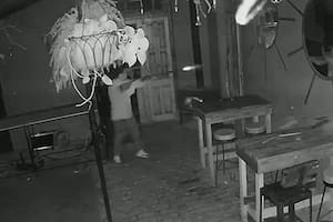 El momento en que un agente penitenciario ataca a escopetazos a los clientes de un bar