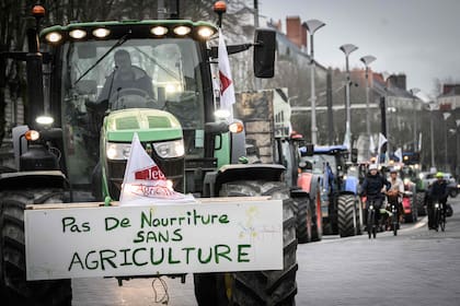 Piquetes y productos importados tirados: las protestas del campo francés  crecen y se acercan a París - LA NACION
