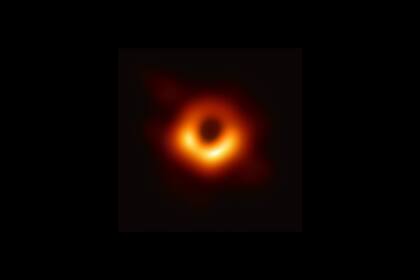 Un agujero negro en una galaxia súper gigante ubicada en la constelación Virgo