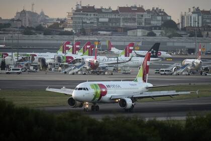 Un Airbus A310 de TAP Air Portugal aterriza en Lisboa al amanecer, el jueves 28 de septiembre de 2023.