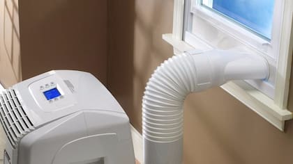 Un aire portátil. Necesita el acceso a una ventana o puerta para expulsar el aire caliente