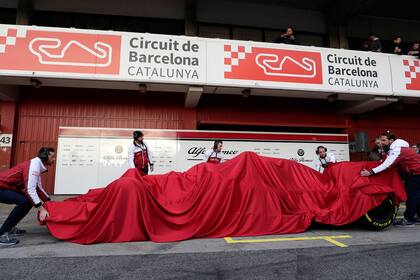 Un Alfa Romeo, a punto de quedar a la vista en los ensayos de este lunes en Montmeló.