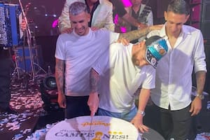 Un alfajor gigante de Merengo (que llevaron de regalo Los Palmeras) en la fiesta que organizó Messi en Rosario para festejar el mundial