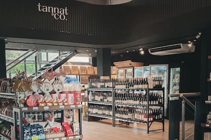 Un almacén con una gran curaduría para los amantes del vino y los delicatessen