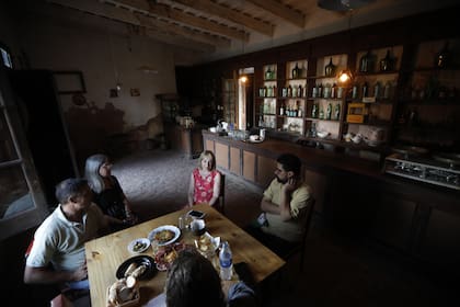 Un almuerzo a la luz de los faroles, dentro de La Posta