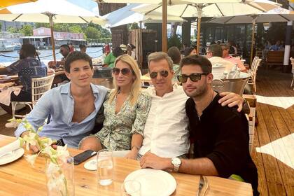 Un almuerzo con Martín Redrado, su pareja Lulú Sanguinetti y Floro, el hijo de ella.