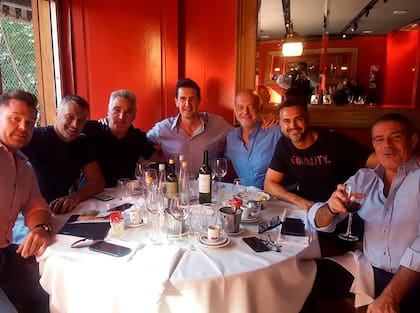 Un almuerzo de básquetbol con Federico Perroti, Diego Grippo, Julio Lamas, Daniel Jacubovich, Leo Montero y Fabián Pérez.