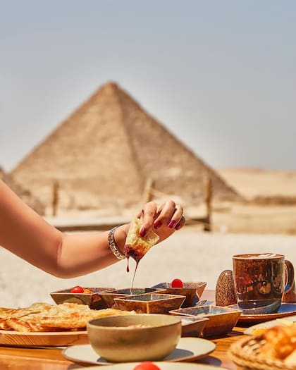 Un almuerzo frente a 4.500 años de historia. Desde Lounge 9, las Pirámides acompañan el momento como un fondo eterno.