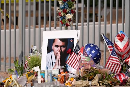 Un altar improvisado en la sede de Turning Point USA tras la muerte a los 31 años de Charlie Kirk