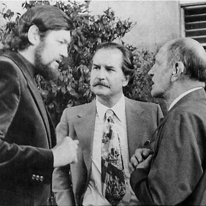 Un altísimo Julio Cortázar, junto a Carlos Fuentes y Luis Buñuel