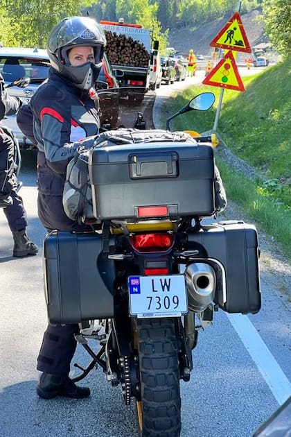 Un alto en la ruta mientras el grupo de motoqueros espera que le den paso.