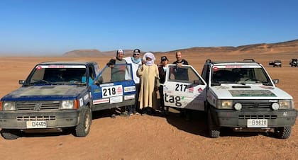 Un alto en la ruta para los hermanos Armenault, que posan con sus copilotos y un beduino