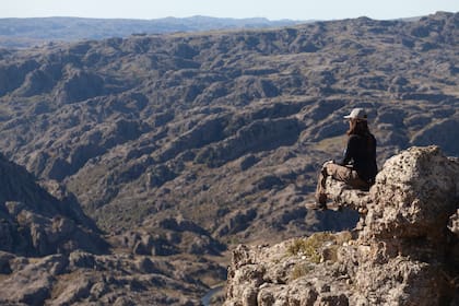 Un alto en medio del trekking con vista imponente