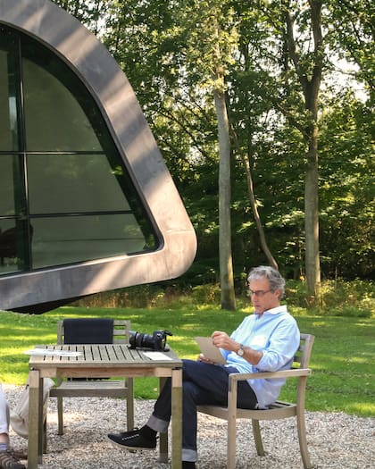 Un alto frente a la extensión del museo de Ordrupgaard, en Copenhague, firmado por Zaha Hadid. La cámara, siempre cerca