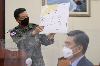 Un alto funcionario de la oficina del Estado Mayor Conjunto de las Fuerzas Armadas de Corea del Sur da una sesión informativa sobre el episodio.